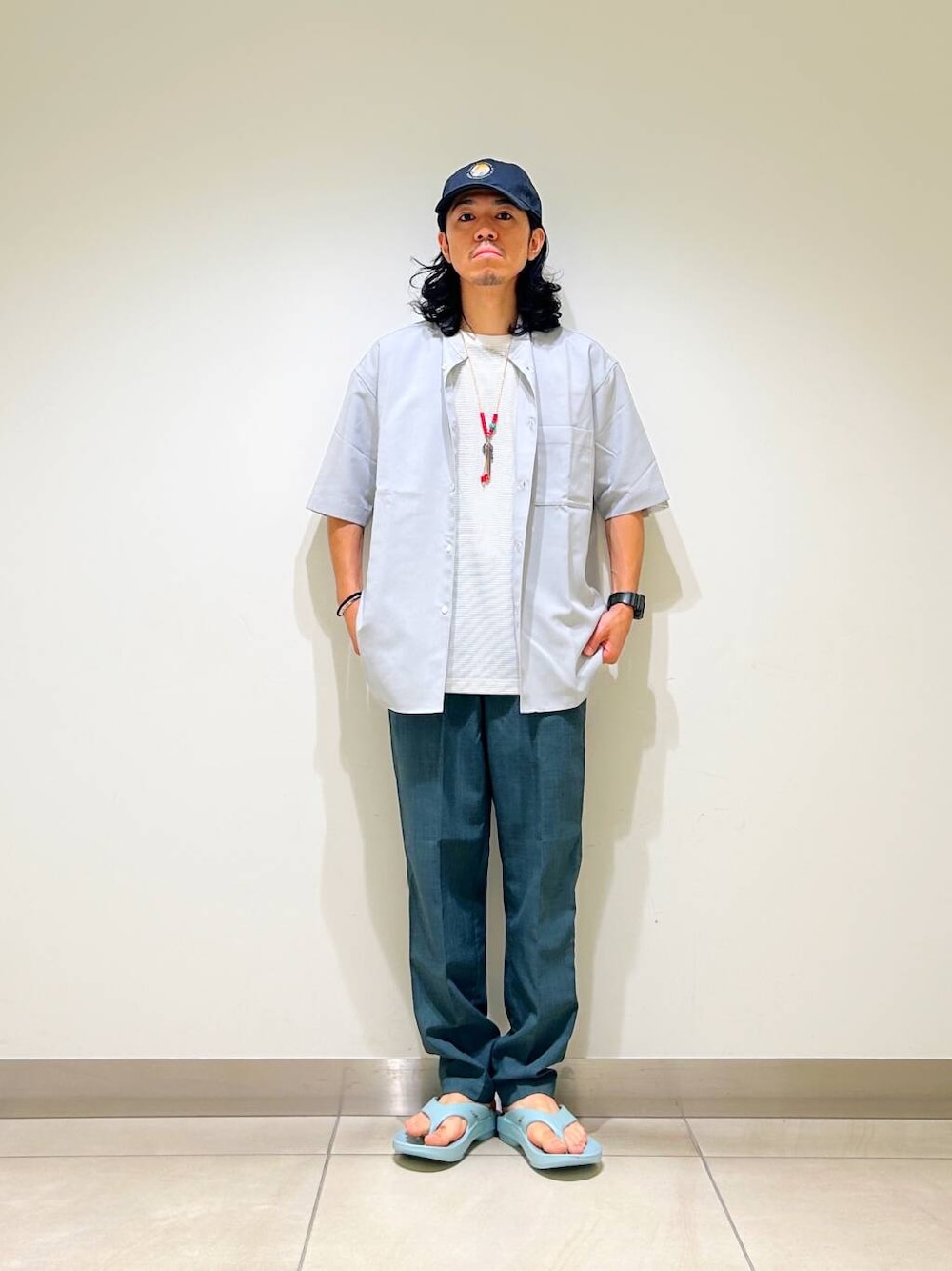 「シャツ、カジュアル、Tシャツ、urbanresearchdoors、オーバーサイズ、イージーパンツ、オーバーシルエット、サンダル、機能素材、トラウザー、半袖シャツ、低身長、アーバンリサーチドアーズ、OOFOS、doors」|「URBAN RESEARCH DOORSの『UR TECH DRYLUXE』『イージーケア/速乾/UVカット』テーパードパンツ(その他パンツ、グリーン系)」を使った、DAIKI TAKEYAさん(メンズ・165cm)の夏コーディネートの3枚目の写真
