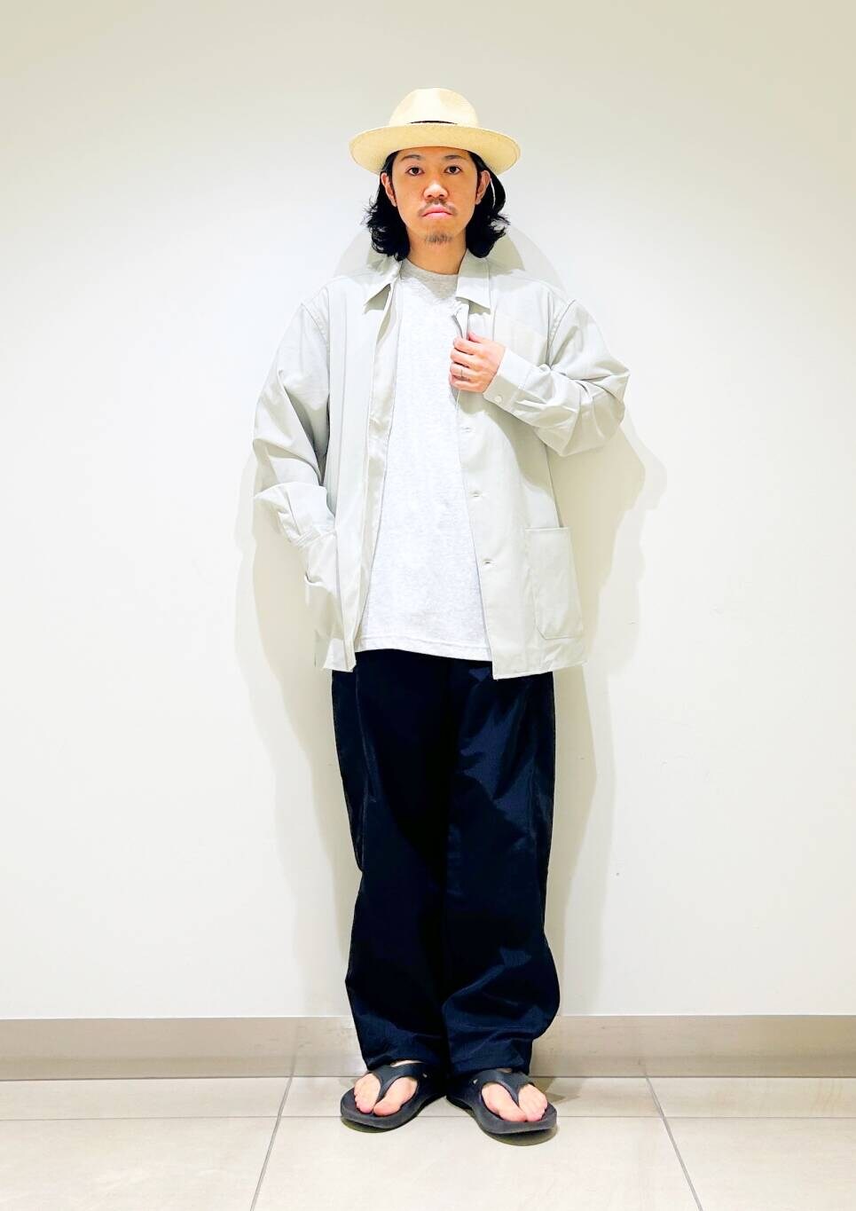 「シャツ、カジュアル、Tシャツ、urbanresearchdoors、オーバーサイズ、イージーパンツ、オーバーシルエット、機能素材、トラウザー、低身長、アーバンリサーチドアーズ、OOFOS、doors、ルーズ、ゆったり」｜「URBAN RESEARCH DOORSの『UR TECH DRYLUXE』 LONG-SLEEVE SHIRTS（シャツ/ブラウス、ベージュ系）」を使った、DAIKI TAKEYAさん（メンズ・165cm）の春コーディネートの2枚目の写真