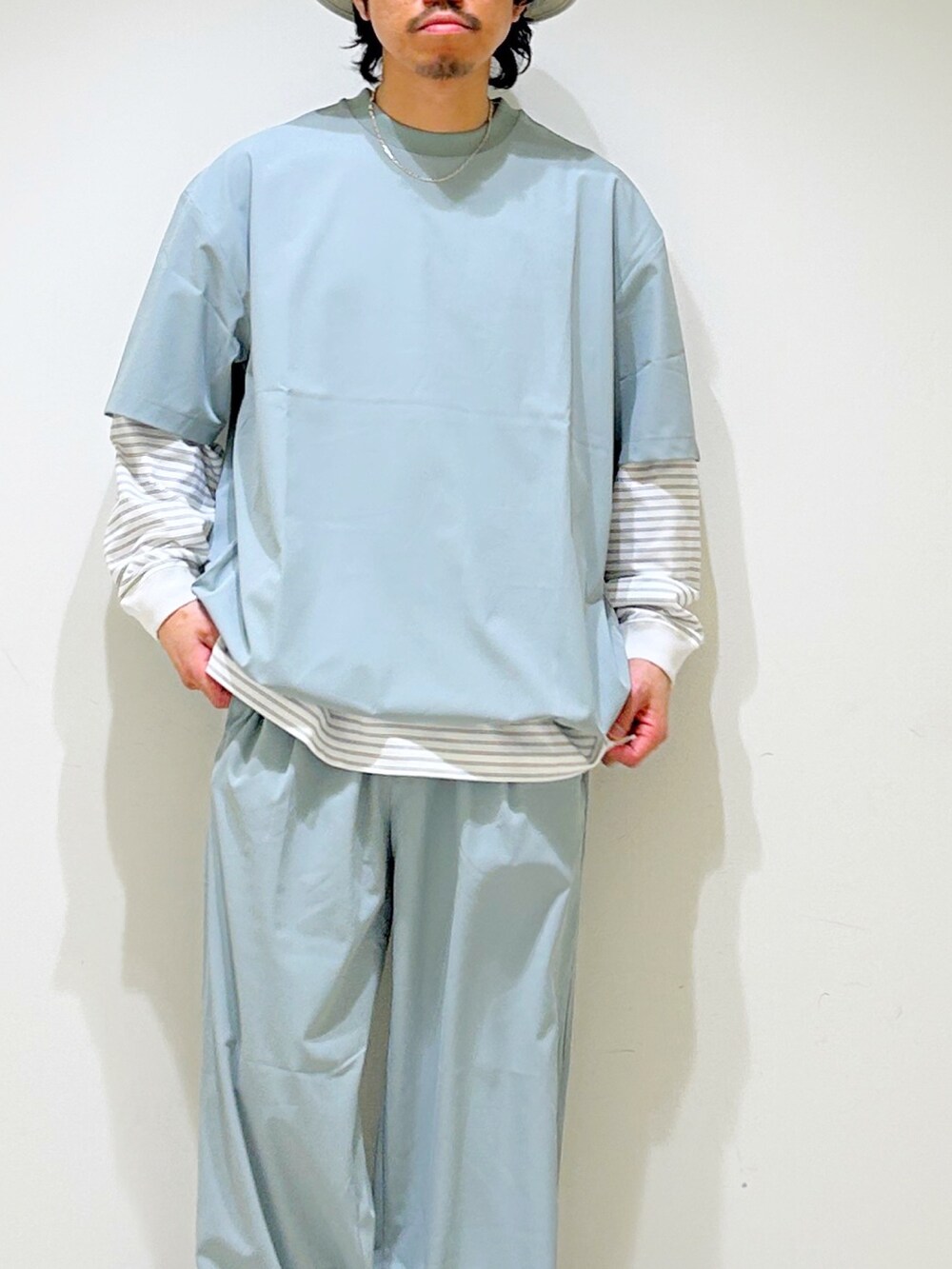 グリーン系のTシャツ/カットソー、ホワイト系のTシャツ/カットソー、グリーン系のその他パンツを着用したメンズの春コーディネートの7枚目の写真