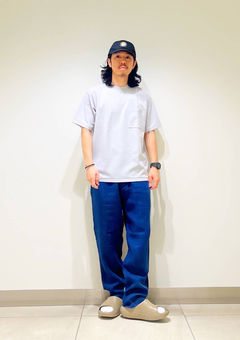 「カジュアル、Tシャツ、urbanresearchdoors、オーバーサイズ、イージーパンツ、オーバーシルエット、サンダル、キャップ、トラウザー、低身長、アーバンリサーチドアーズ、リネン、doors、ルーズ、ゆったり」｜「URBAN RESEARCH DOORSの『イージーケア』ポンチポケットショートスリーブTシャツ（Tシャツ/カットソー、グレー系）」を使った、DAIKI TAKEYAさん（メンズ・165cm）の夏コーディネートの5枚目の写真