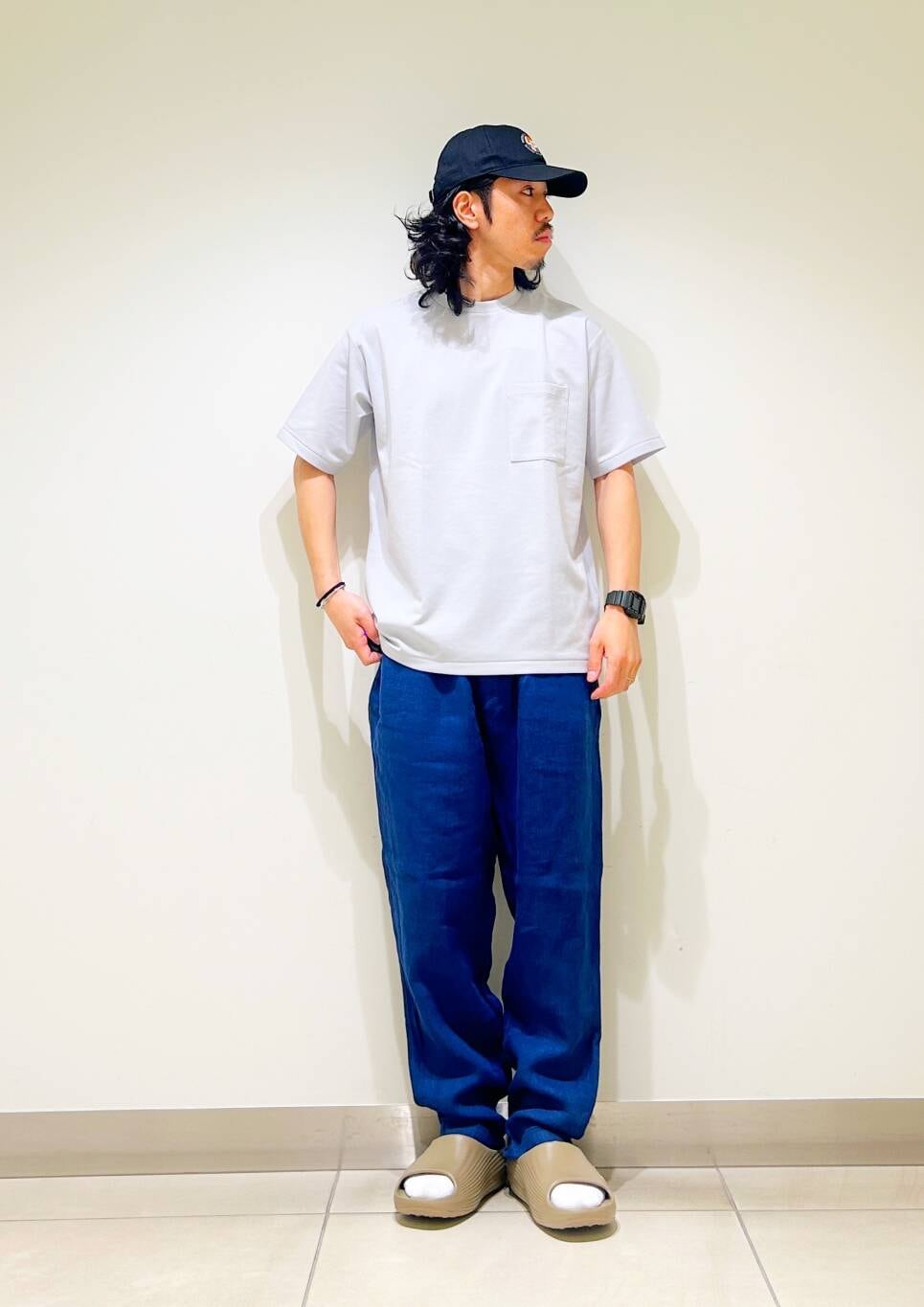 「カジュアル、Tシャツ、urbanresearchdoors、オーバーサイズ、イージーパンツ、オーバーシルエット、サンダル、キャップ、トラウザー、低身長、アーバンリサーチドアーズ、リネン、doors、ルーズ、ゆったり」｜「URBAN RESEARCH DOORSの『イージーケア』ポンチポケットショートスリーブTシャツ（Tシャツ/カットソー、グレー系）」を使った、DAIKI TAKEYAさん（メンズ・165cm）の夏コーディネートの4枚目の写真