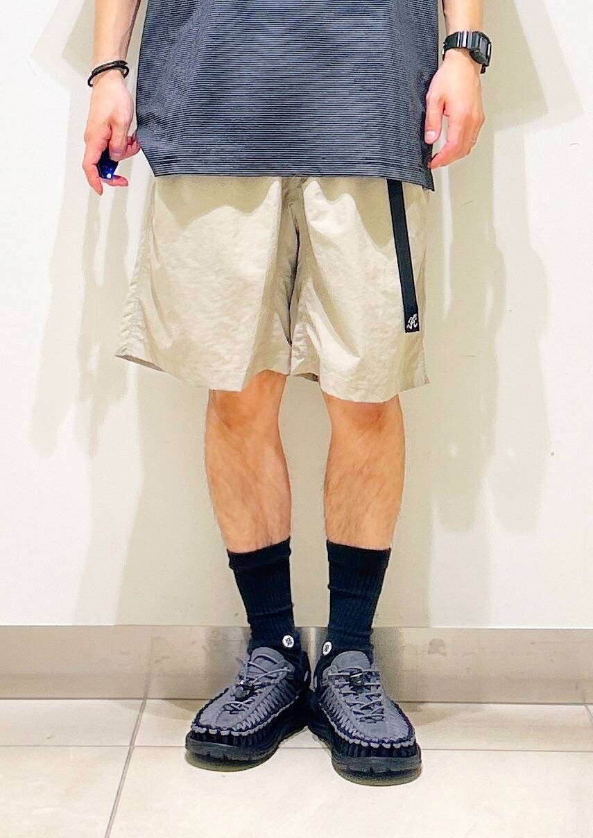 「カジュアル、Tシャツ、urbanresearchdoors、オーバーサイズ、オーバーシルエット、サンダル、アウトドア、機能素材、Gramicci、グラミチ、低身長、アーバンリサーチドアーズ、ショーツ、doors、ルーズ」｜「GramicciのGramicci / LOWERCASE　NYLON LOOSE SHORT（その他パンツ、グレー系）」を使った、DAIKI TAKEYAさん（メンズ・165cm）の夏コーディネートの10枚目の写真