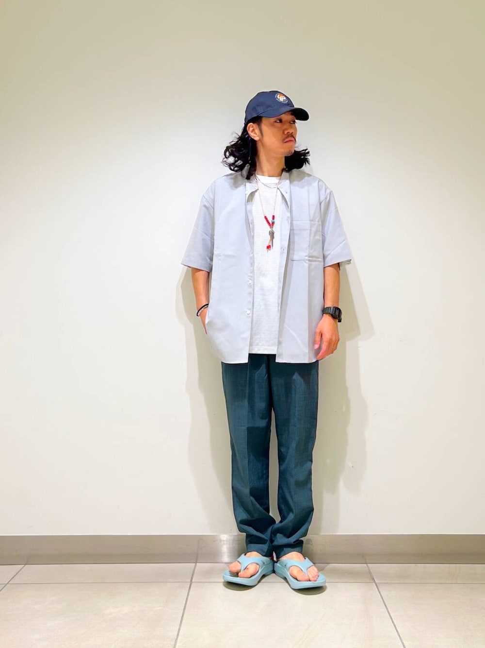 「シャツ、カジュアル、Tシャツ、urbanresearchdoors、オーバーサイズ、イージーパンツ、オーバーシルエット、サンダル、機能素材、トラウザー、半袖シャツ、低身長、アーバンリサーチドアーズ、OOFOS、doors」|「URBAN RESEARCH DOORSの『UR TECH DRYLUXE』『イージーケア/速乾/UVカット』テーパードパンツ(その他パンツ、グリーン系)」を使った、DAIKI TAKEYAさん(メンズ・165cm)の夏コーディネートの5枚目の写真