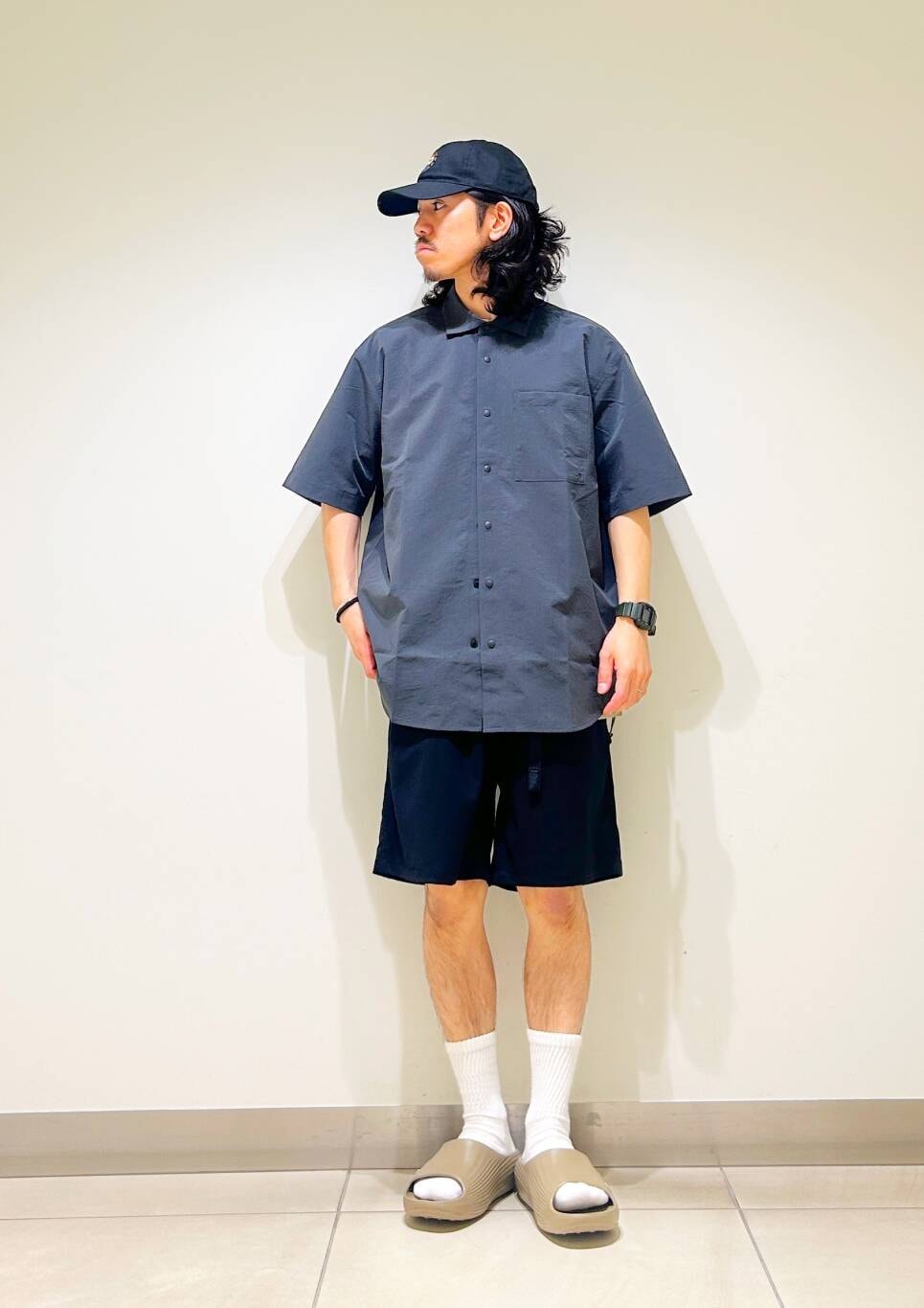 「シャツ、カジュアル、Tシャツ、urbanresearchdoors、オーバーサイズ、イージーパンツ、オーバーシルエット、サンダル、キャップ、アウトドア、機能素材、半袖シャツ、低身長、アーバンリサーチドアーズ」｜「Gramicciの『別注』GRAMICCI　Stretch Gabardine Short（その他パンツ、ブルー系）」を使った、DAIKI TAKEYAさん（メンズ・165cm）の夏コーディネートの4枚目の写真