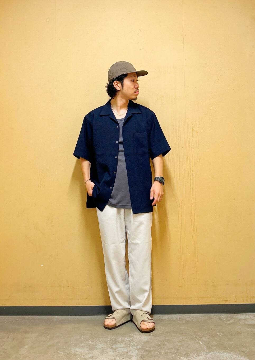 グレー系のタンクトップ、ホワイト系のその他パンツ、ブルー系のシャツ/ブラウスを着用したメンズの夏コーディネートの5枚目の写真