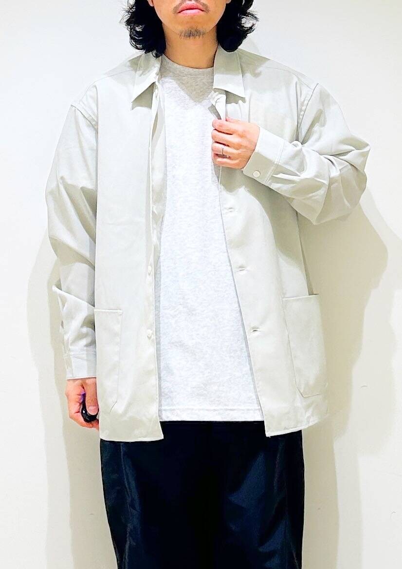 「シャツ、カジュアル、Tシャツ、urbanresearchdoors、オーバーサイズ、イージーパンツ、オーバーシルエット、機能素材、トラウザー、低身長、アーバンリサーチドアーズ、OOFOS、doors、ルーズ、ゆったり」｜「URBAN RESEARCH DOORSの『UR TECH DRYLUXE』 LONG-SLEEVE SHIRTS（シャツ/ブラウス、ベージュ系）」を使った、DAIKI TAKEYAさん（メンズ・165cm）の春コーディネートの9枚目の写真