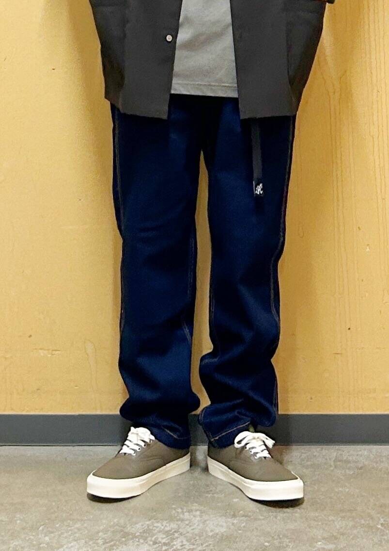 グレー系のTシャツ/カットソー、ブルー系のデニムパンツ、ブラウン系のシャツ/ブラウスを着用したメンズの夏コーディネートの8枚目の写真