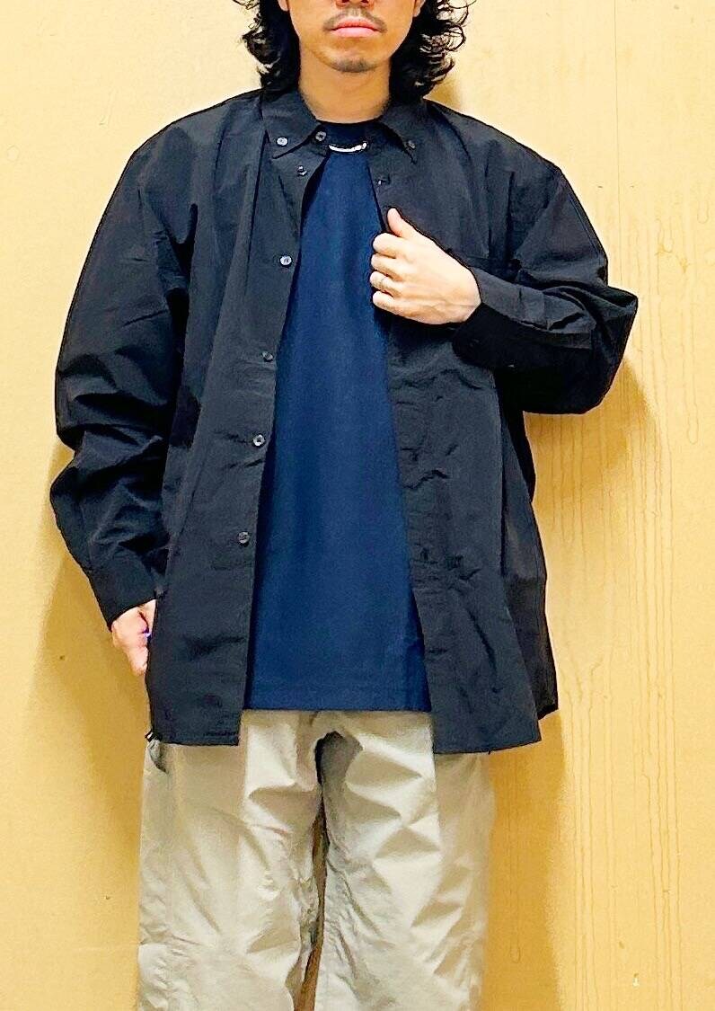 「シャツ、カジュアル、Tシャツ、urbanresearchdoors、オーバーサイズ、イージーパンツ、オーバーシルエット、サンダル、champion、アウトドア、チャンピオン、機能素材、トラウザー、クレイジーパターン」｜「OOFOSのOOFOS　Ooriginal（サンダル、ブラック系）」を使った、DAIKI TAKEYAさん（メンズ・165cm）の春コーディネートの9枚目の写真