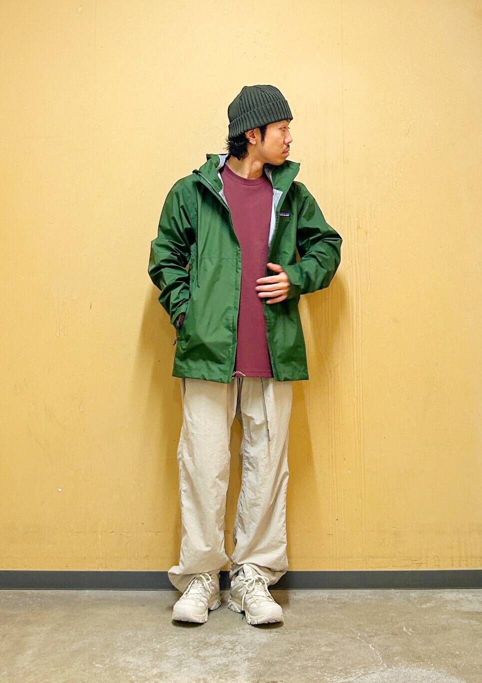 ベージュ系のその他パンツ、レッド系のTシャツ/カットソー、ホワイト系のスニーカーを着用したメンズの夏コーディネートの5枚目の写真