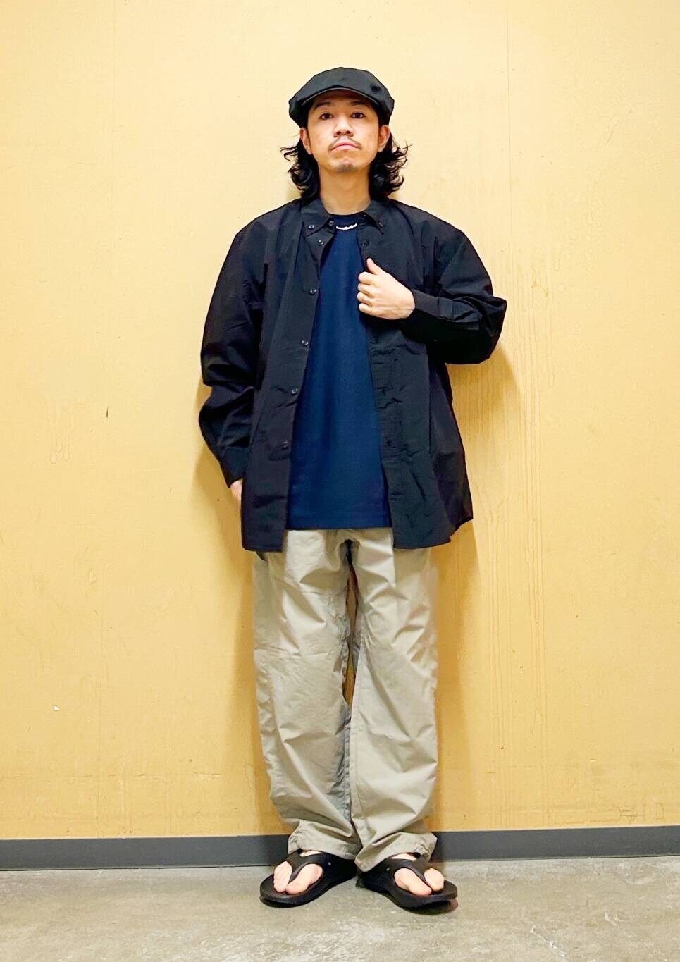 「シャツ、カジュアル、Tシャツ、urbanresearchdoors、オーバーサイズ、イージーパンツ、オーバーシルエット、サンダル、champion、アウトドア、チャンピオン、機能素材、トラウザー、クレイジーパターン」｜「OOFOSのOOFOS　Ooriginal（サンダル、ブラック系）」を使った、DAIKI TAKEYAさん（メンズ・165cm）の春コーディネートの5枚目の写真