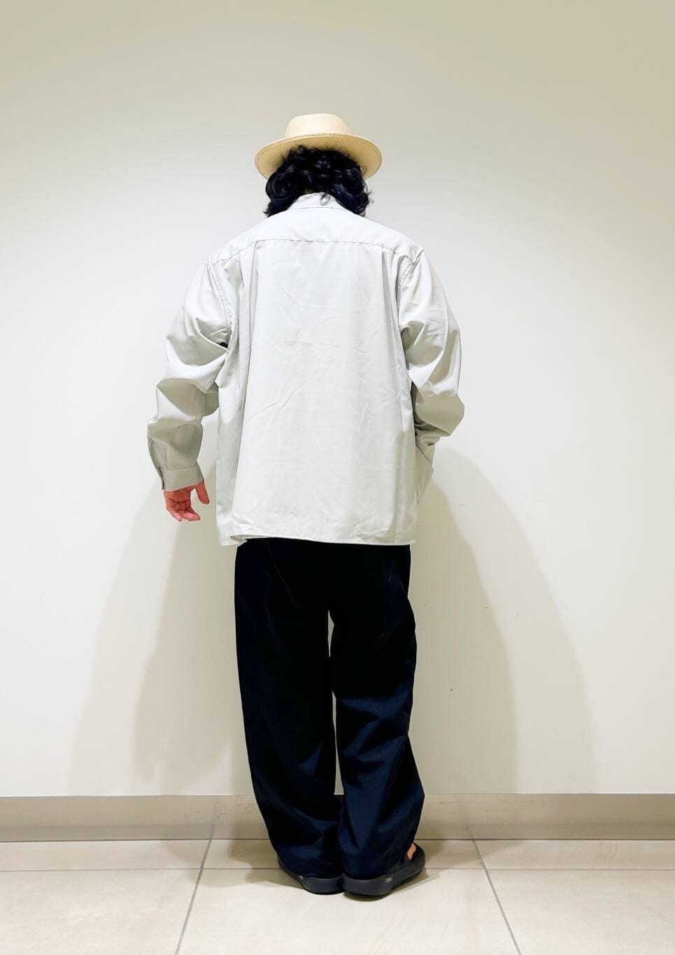 「シャツ、カジュアル、Tシャツ、urbanresearchdoors、オーバーサイズ、イージーパンツ、オーバーシルエット、機能素材、トラウザー、低身長、アーバンリサーチドアーズ、OOFOS、doors、ルーズ、ゆったり」｜「URBAN RESEARCH DOORSの『UR TECH DRYLUXE』 LONG-SLEEVE SHIRTS（シャツ/ブラウス、ベージュ系）」を使った、DAIKI TAKEYAさん（メンズ・165cm）の春コーディネートの8枚目の写真