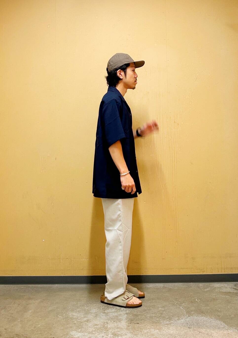 グレー系のタンクトップ、ホワイト系のその他パンツ、ブルー系のシャツ/ブラウスを着用したメンズの夏コーディネートの6枚目の写真