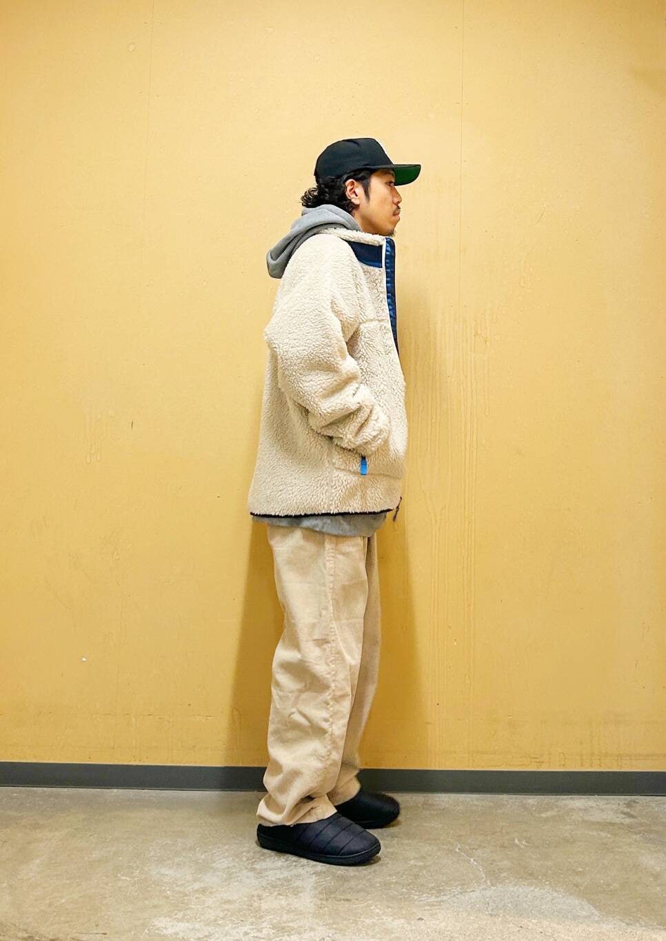 ホワイト系のその他パンツ、ベージュ系のテーラードジャケット、グレー系のパーカーを着用したメンズの冬コーディネートの6枚目の写真