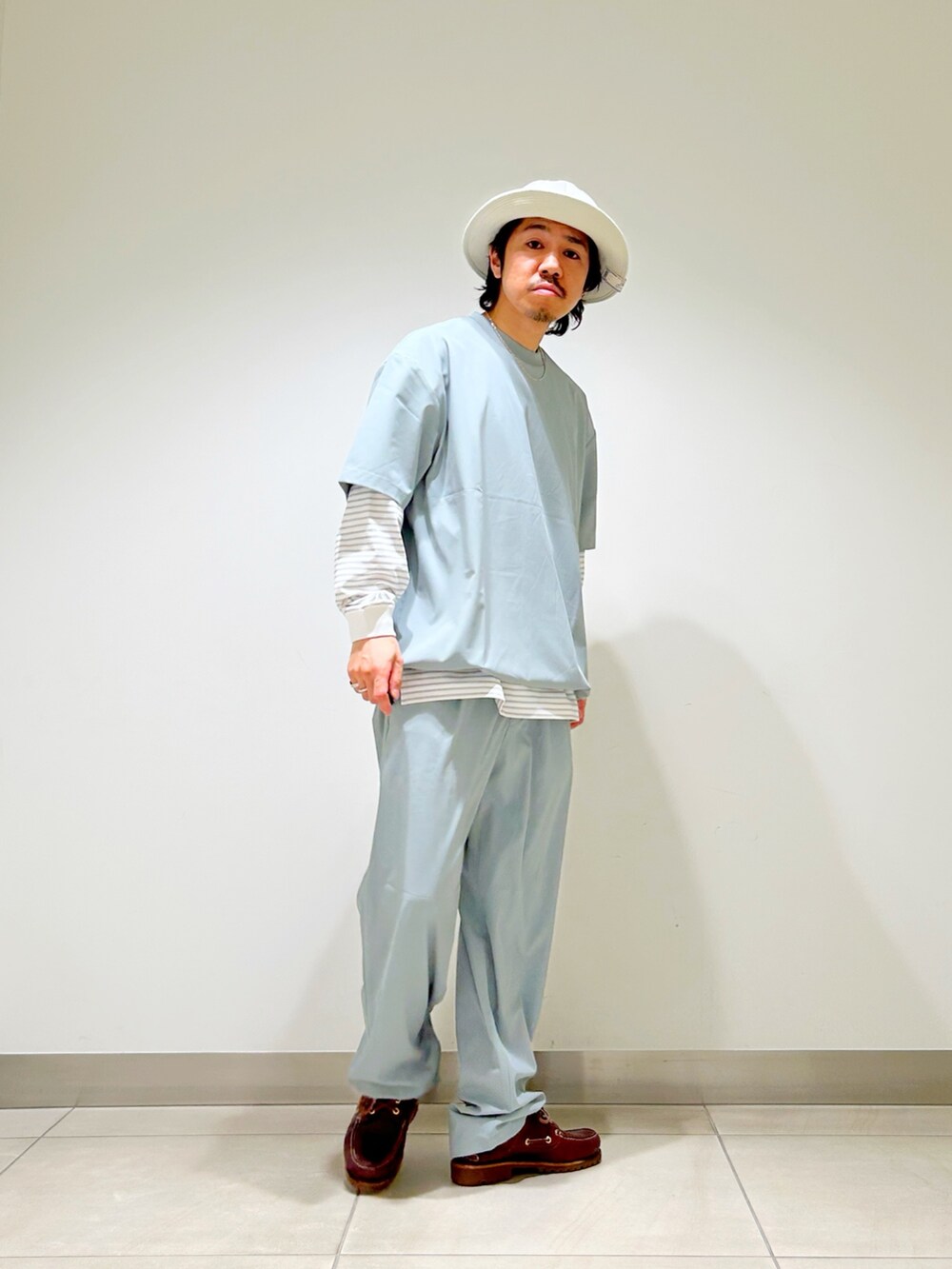 グリーン系のTシャツ/カットソー、ホワイト系のTシャツ/カットソー、グリーン系のその他パンツを着用したメンズの春コーディネートの2枚目の写真