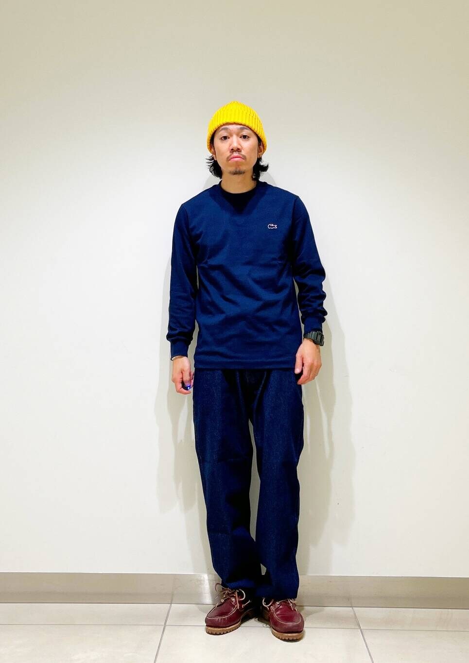 ブルー系のデニムパンツ、ブルー系のTシャツ/カットソー、イエロー系のニットキャップ/ビーニーを着用したメンズの秋コーディネートの3枚目の写真