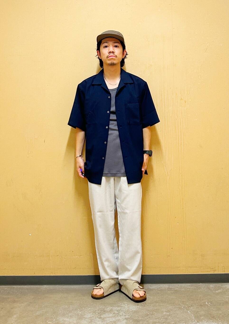 グレー系のタンクトップ、ホワイト系のその他パンツ、ブルー系のシャツ/ブラウスを着用したメンズの夏コーディネートの3枚目の写真