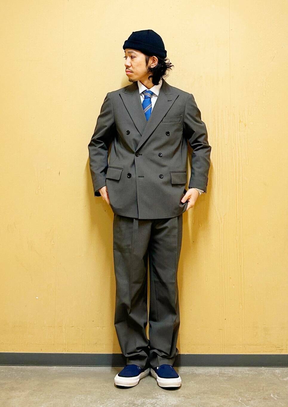 「シャツ、スニーカー、セットアップ、urbanresearchdoors、イージーパンツ、トラウザー、低身長、アーバンリサーチドアーズ、doors、ネクタイ、30代コーデ、カジュアルスタイル、ダブルジャケット、イージー、ワイシャツ」｜「URBAN RESEARCH DOORSのSSロールワッチ（ニットキャップ/ビーニー、ブラック系）」を使った、DAIKI TAKEYAさん（メンズ・165cm）の冬コーディネートの4枚目の写真