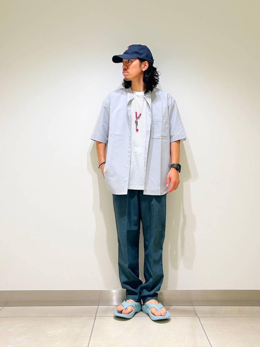 「シャツ、カジュアル、Tシャツ、urbanresearchdoors、オーバーサイズ、イージーパンツ、オーバーシルエット、サンダル、機能素材、トラウザー、半袖シャツ、低身長、アーバンリサーチドアーズ、OOFOS、doors」|「URBAN RESEARCH DOORSの『UR TECH DRYLUXE』『イージーケア/速乾/UVカット』テーパードパンツ(その他パンツ、グリーン系)」を使った、DAIKI TAKEYAさん(メンズ・165cm)の夏コーディネートの6枚目の写真