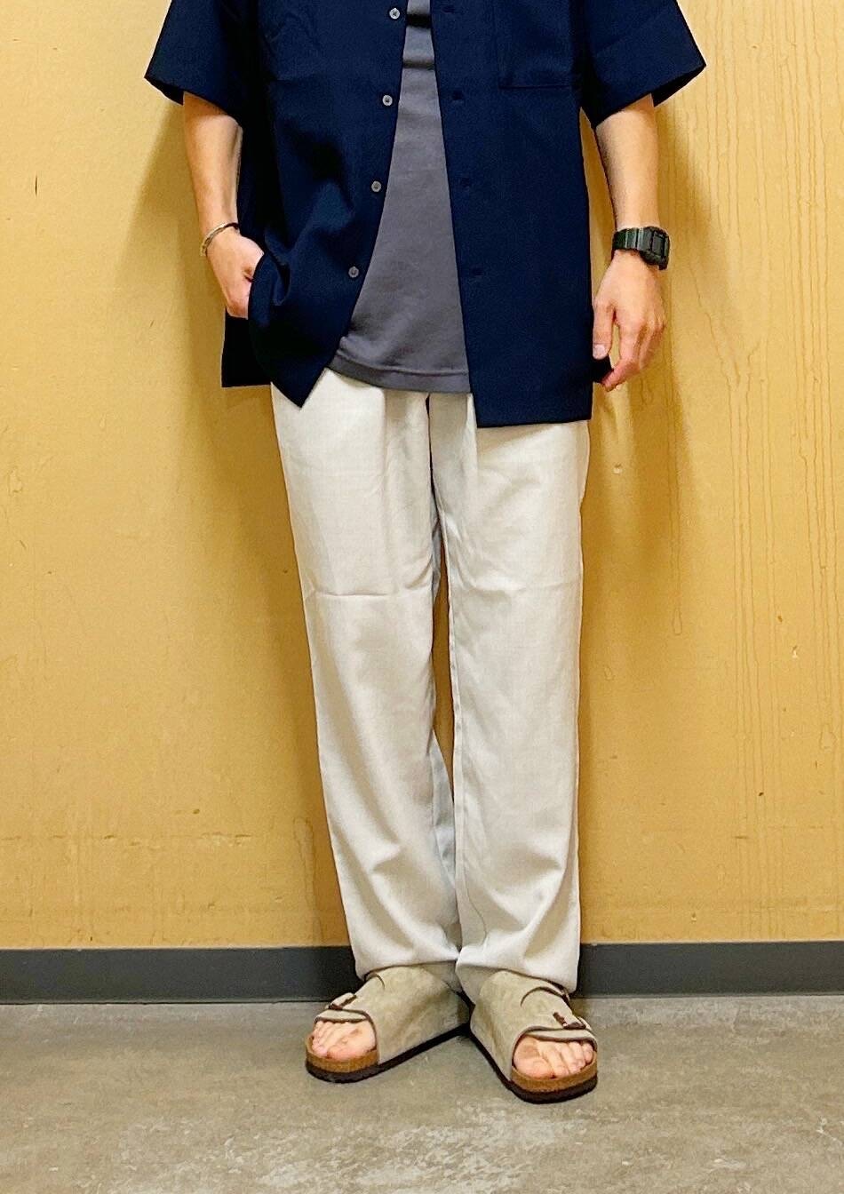 グレー系のタンクトップ、ホワイト系のその他パンツ、ブルー系のシャツ/ブラウスを着用したメンズの夏コーディネートの9枚目の写真