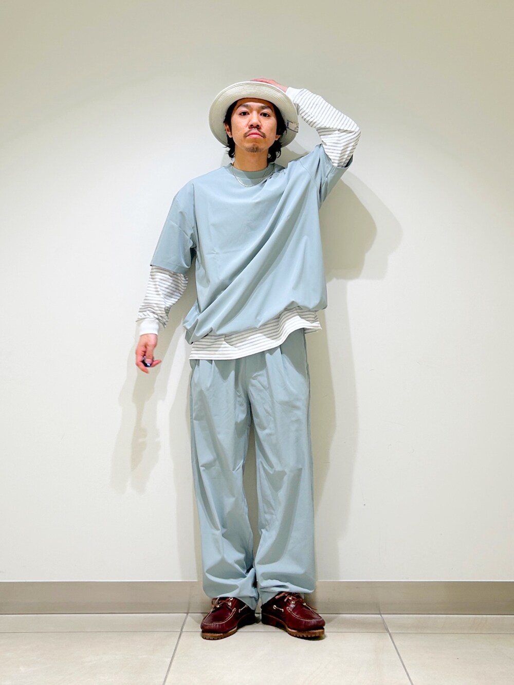 グリーン系のTシャツ/カットソー、ホワイト系のTシャツ/カットソー、グリーン系のその他パンツを着用したメンズの春コーディネートの4枚目の写真