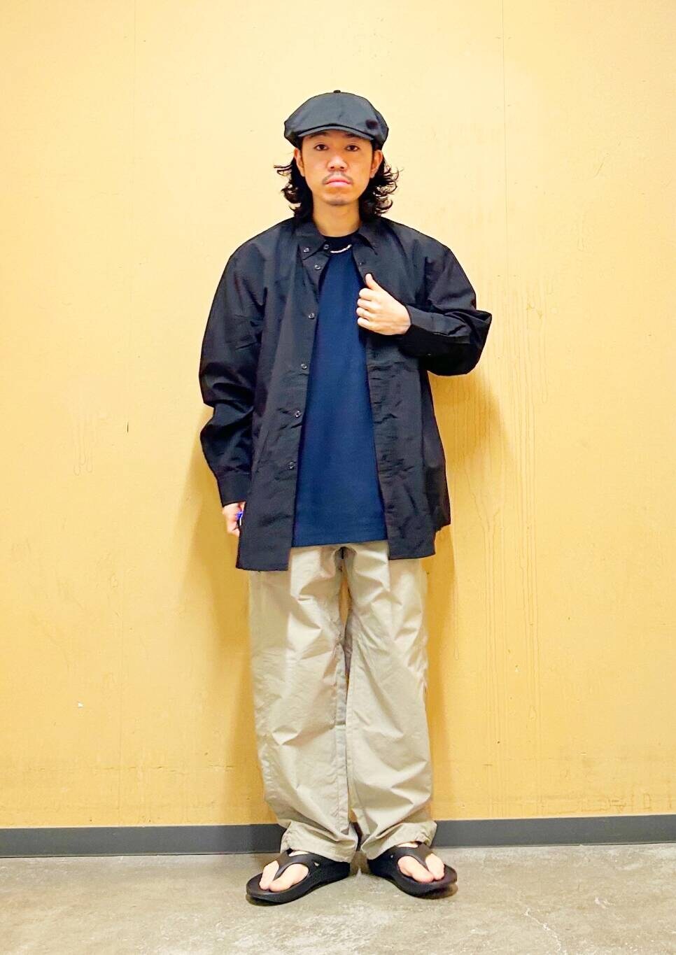「シャツ、カジュアル、Tシャツ、urbanresearchdoors、オーバーサイズ、イージーパンツ、オーバーシルエット、サンダル、champion、アウトドア、チャンピオン、機能素材、トラウザー、クレイジーパターン」｜「OOFOSのOOFOS　Ooriginal（サンダル、ブラック系）」を使った、DAIKI TAKEYAさん（メンズ・165cm）の春コーディネートの2枚目の写真