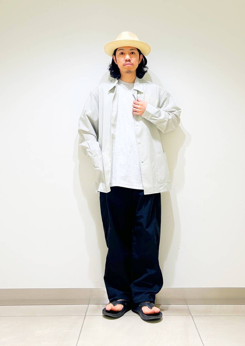 「シャツ、カジュアル、Tシャツ、urbanresearchdoors、オーバーサイズ、イージーパンツ、オーバーシルエット、機能素材、トラウザー、低身長、アーバンリサーチドアーズ、OOFOS、doors、ルーズ、ゆったり」｜「URBAN RESEARCH DOORSの『UR TECH DRYLUXE』 LONG-SLEEVE SHIRTS（シャツ/ブラウス、ベージュ系）」を使った、DAIKI TAKEYAさん（メンズ・165cm）の春コーディネートの3枚目の写真