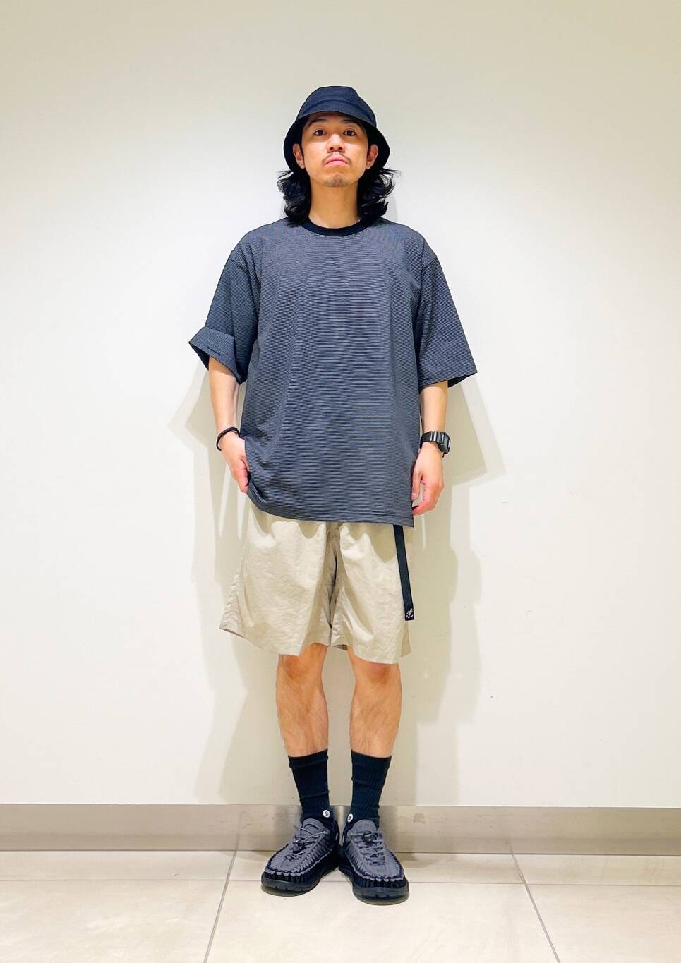 「カジュアル、Tシャツ、urbanresearchdoors、オーバーサイズ、オーバーシルエット、サンダル、アウトドア、機能素材、Gramicci、グラミチ、低身長、アーバンリサーチドアーズ、ショーツ、doors、ルーズ」｜「GramicciのGramicci / LOWERCASE　NYLON LOOSE SHORT（その他パンツ、グレー系）」を使った、DAIKI TAKEYAさん（メンズ・165cm）の夏コーディネートの4枚目の写真