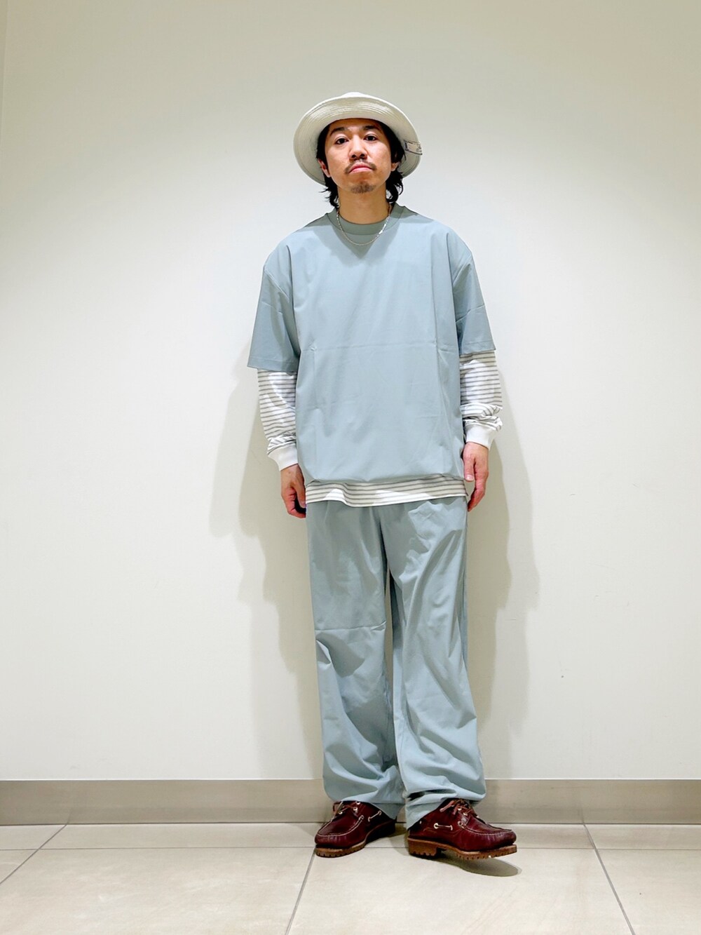 グリーン系のTシャツ/カットソー、ホワイト系のTシャツ/カットソー、グリーン系のその他パンツを着用したメンズの春コーディネートの6枚目の写真