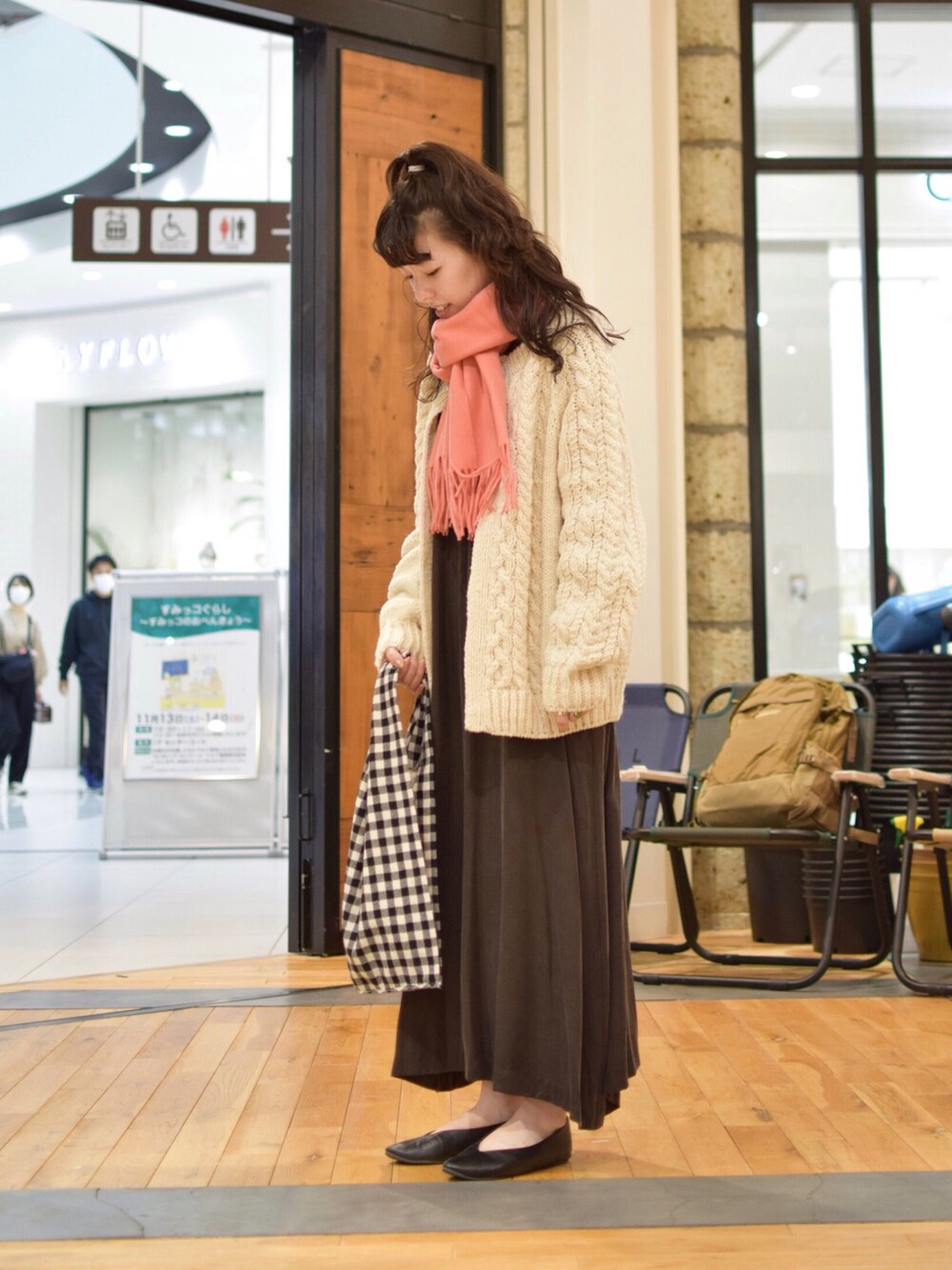 「ストール、ピンク、ニットカーディガン、秋のコーデ、ギンガムチェック、エコバッグ、コーラルピンク、URBAN RESEARCH DOORS、かぐれ、ニットコーデ」｜「URBAN RESEARCH DOORSのアイテム（マフラー、ピンク系）」を使った、沙霧さん（レディース・159cm）の秋コーディネートの2枚目の写真