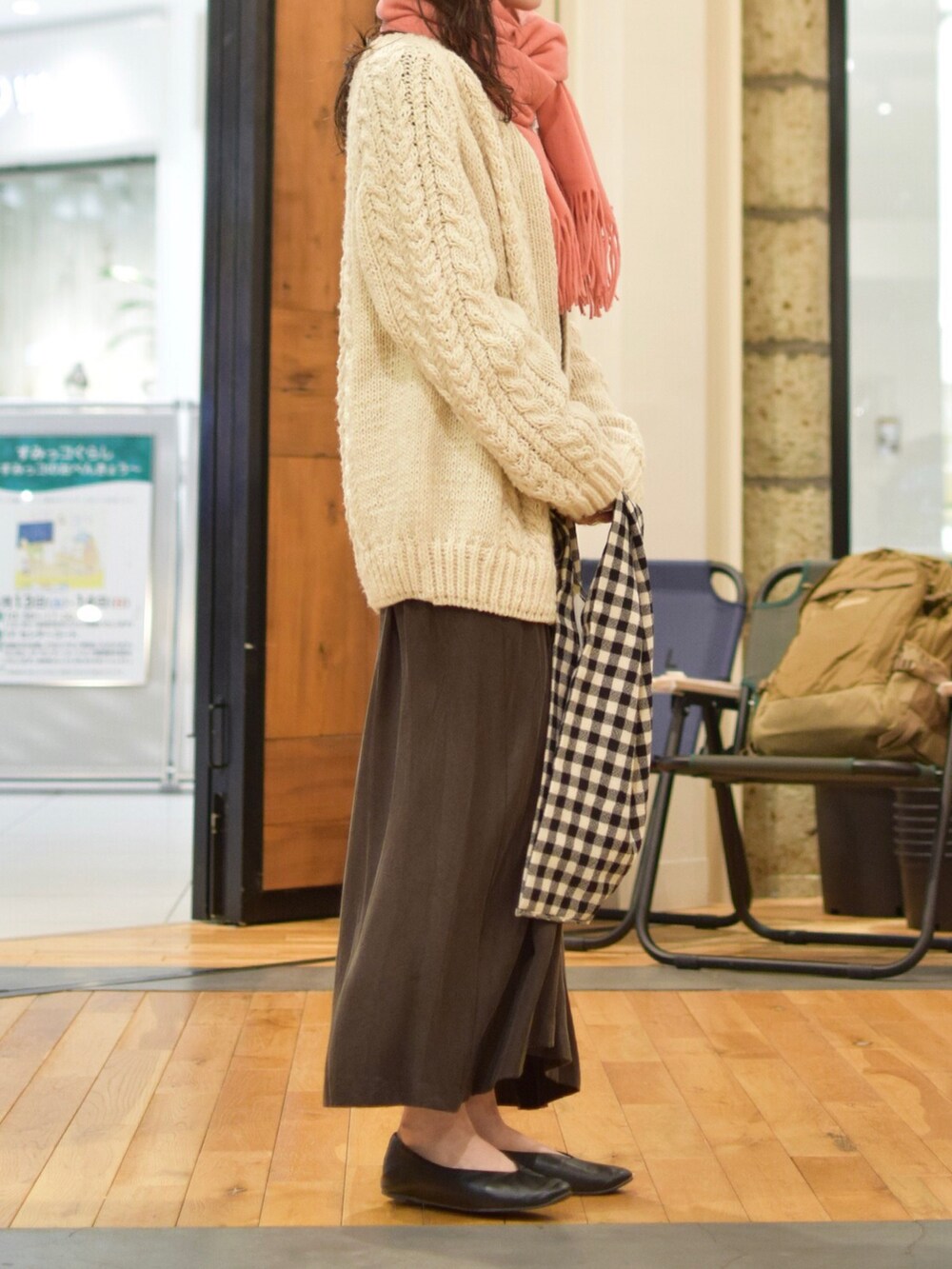 「ストール、ピンク、ニットカーディガン、秋のコーデ、ギンガムチェック、エコバッグ、コーラルピンク、URBAN RESEARCH DOORS、かぐれ、ニットコーデ」｜「URBAN RESEARCH DOORSのアイテム（マフラー、ピンク系）」を使った、沙霧さん（レディース・159cm）の秋コーディネートの3枚目の写真