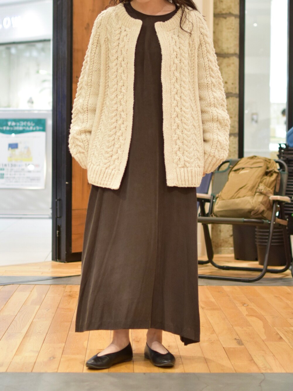 「ストール、ピンク、ニットカーディガン、秋のコーデ、ギンガムチェック、エコバッグ、コーラルピンク、URBAN RESEARCH DOORS、かぐれ、ニットコーデ」｜「URBAN RESEARCH DOORSのアイテム（マフラー、ピンク系）」を使った、沙霧さん（レディース・159cm）の秋コーディネートの4枚目の写真