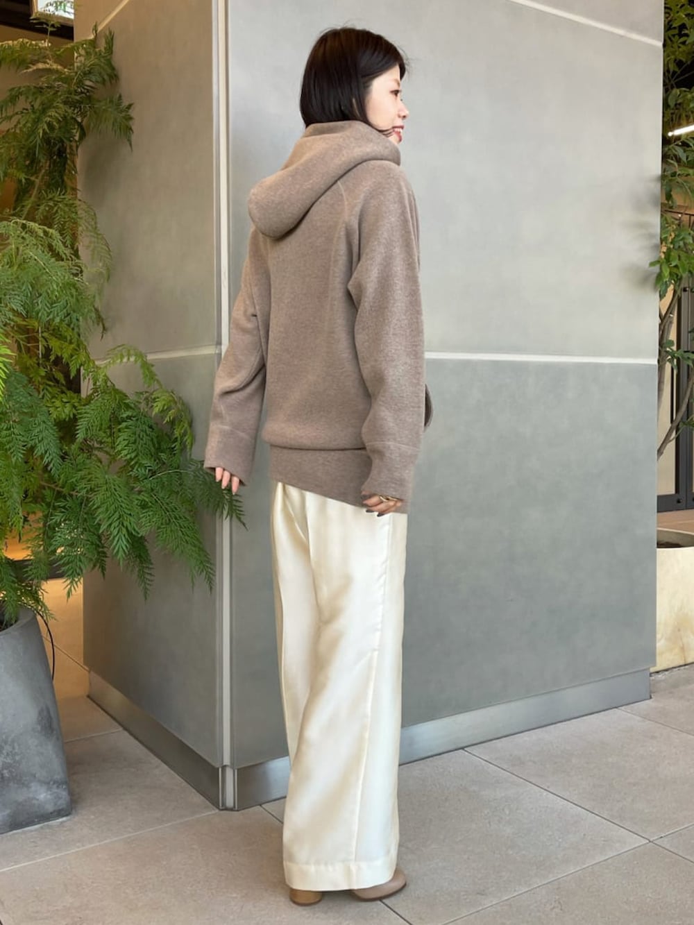 「カオス、カオス横浜店、休日スタイル、秋コーデ、きれいめカジュアル、ニット、パンツスタイル、大人カジュアル、冬コーデ、キレイめ、スウェット、パーカー、カジュアル、ワントーンコーデ、リラックススタイル」｜「Chaosの【セットアップ】シルクオードリーパンツ（その他パンツ、ホワイト系）」を使った、chaos_yumiさん（レディース・157cm）の秋コーディネートの4枚目の写真