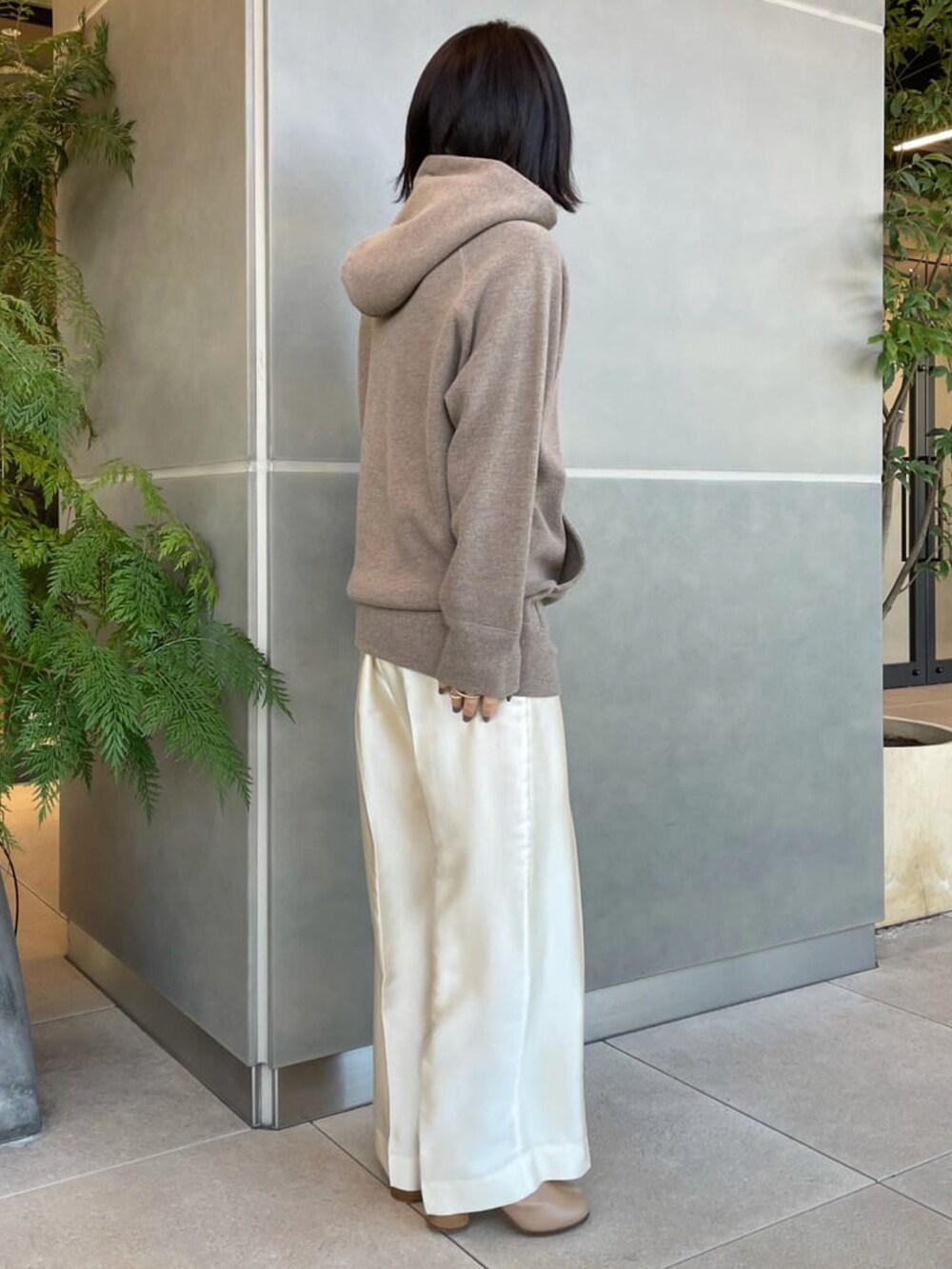 「カオス、カオス横浜店、休日スタイル、秋コーデ、きれいめカジュアル、ニット、パンツスタイル、大人カジュアル、冬コーデ、キレイめ、スウェット、パーカー、カジュアル、ワントーンコーデ、リラックススタイル」｜「Chaosの【セットアップ】シルクオードリーパンツ（その他パンツ、ホワイト系）」を使った、chaos_yumiさん（レディース・157cm）の秋コーディネートの3枚目の写真
