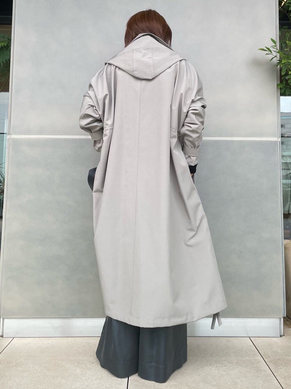 グレー系のジャケット/アウター、ブラック系のニット/セーター、グレー系のパンツを着用したレディースの夏コーディネートの3枚目の写真