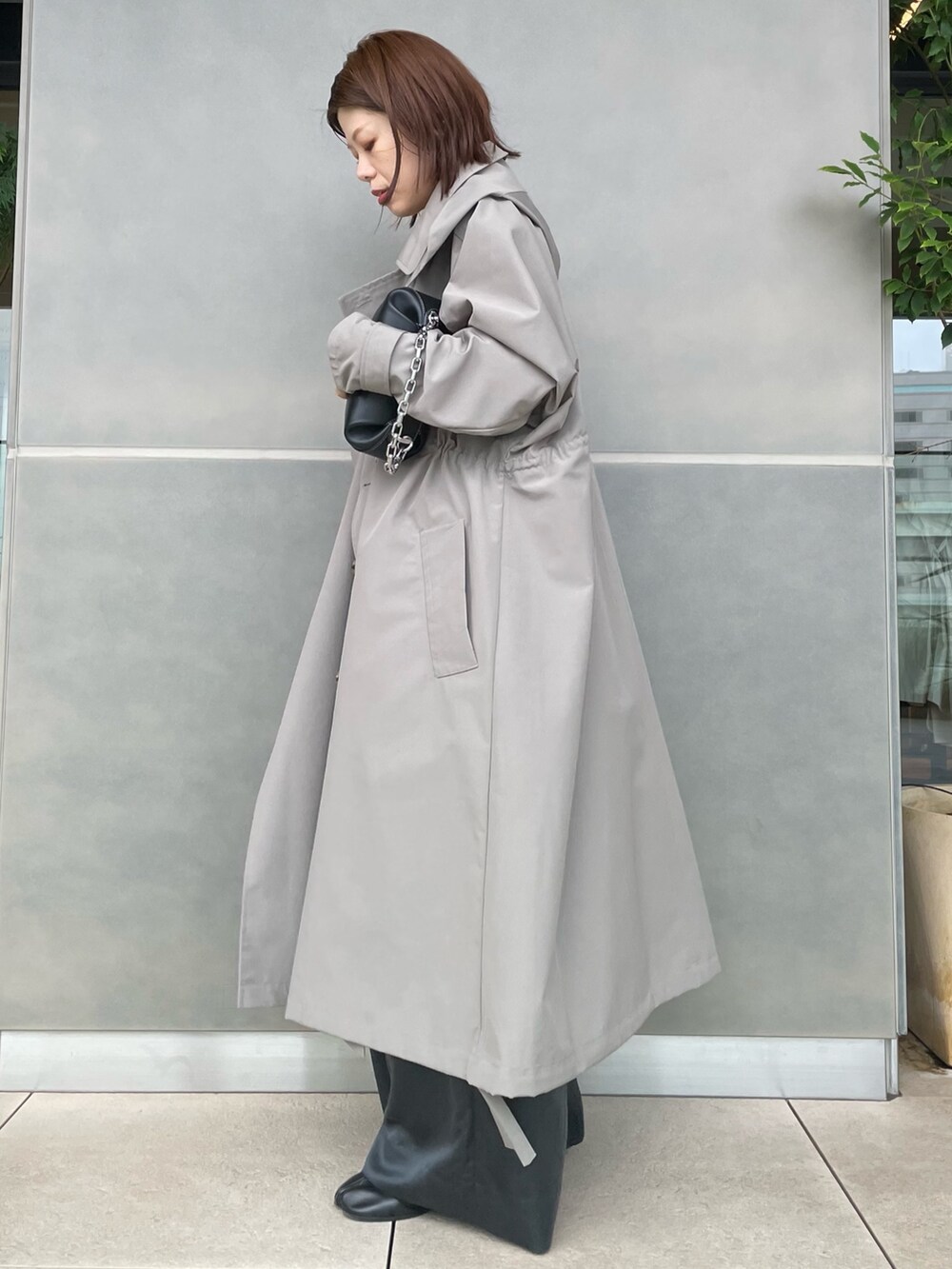 グレー系のジャケット/アウター、ブラック系のニット/セーター、グレー系のパンツを着用したレディースの夏コーディネートの4枚目の写真