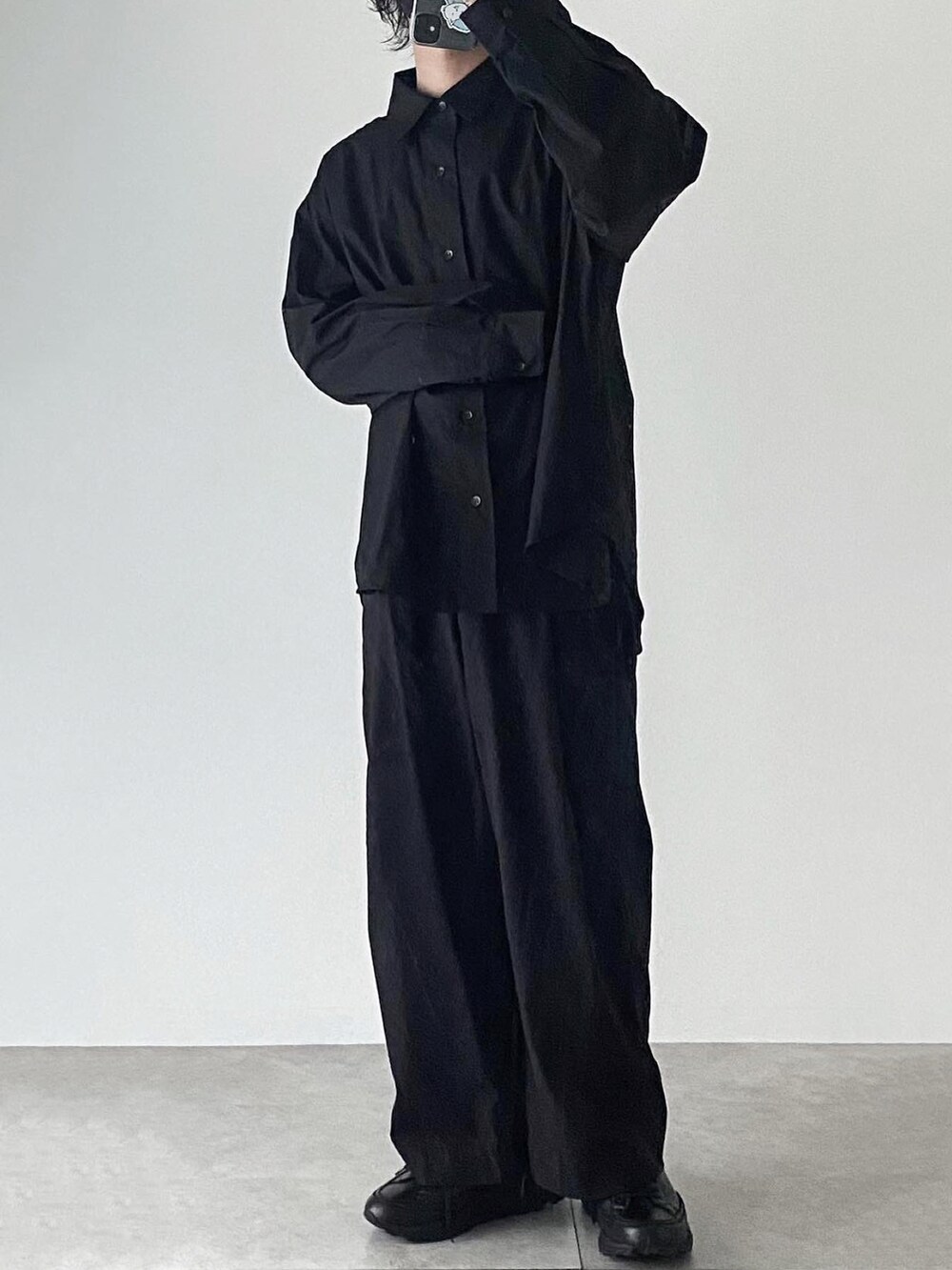 ブラック系のシャツ/ブラウス、ブラック系のスラックス、ブラック系のスニーカーを着用したメンズの秋コーディネートの3枚目の写真