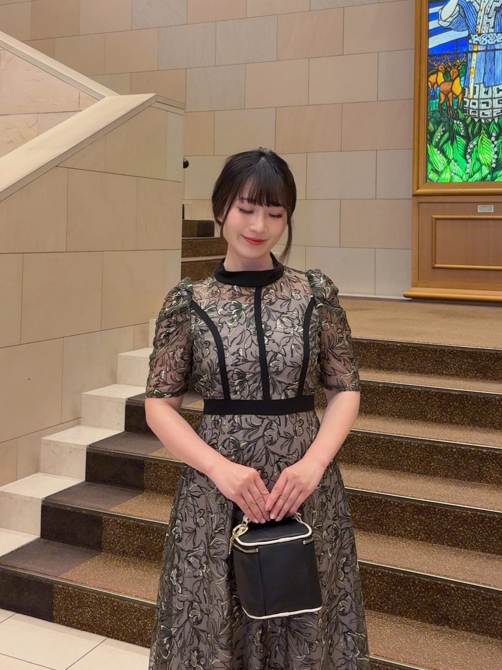 ブラック系のドレスを着用したレディースの夏コーディネートの5枚目の写真