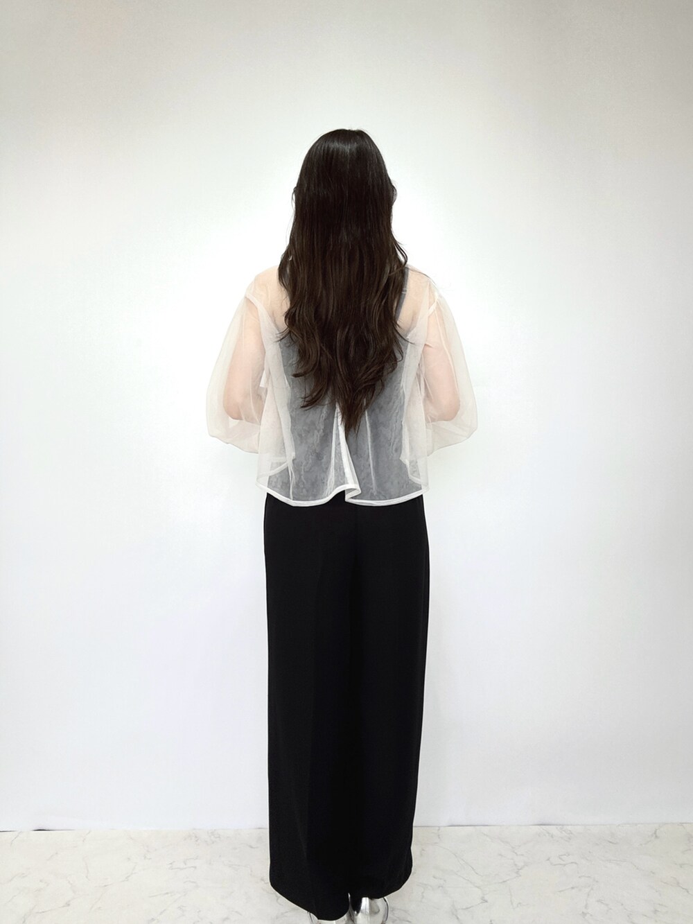 ブラック系のドレス、シルバー系のパンプス、ベージュ系のドレスを着用したレディースの秋コーディネートの3枚目の写真