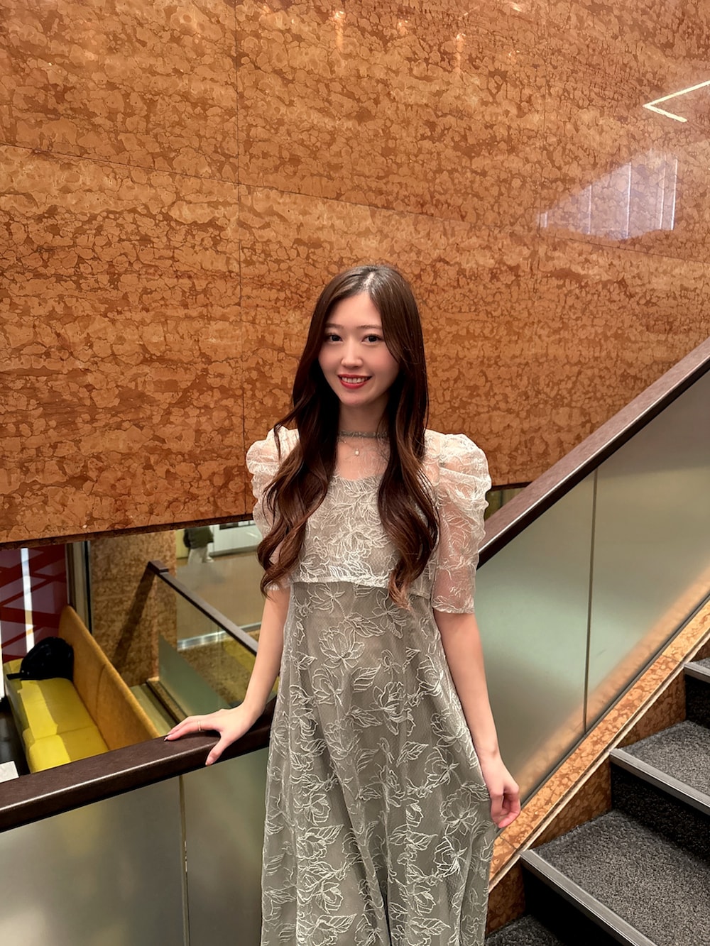 グリーン系のドレス、シルバー系のパンプスを着用したレディースの冬コーディネートの2枚目の写真