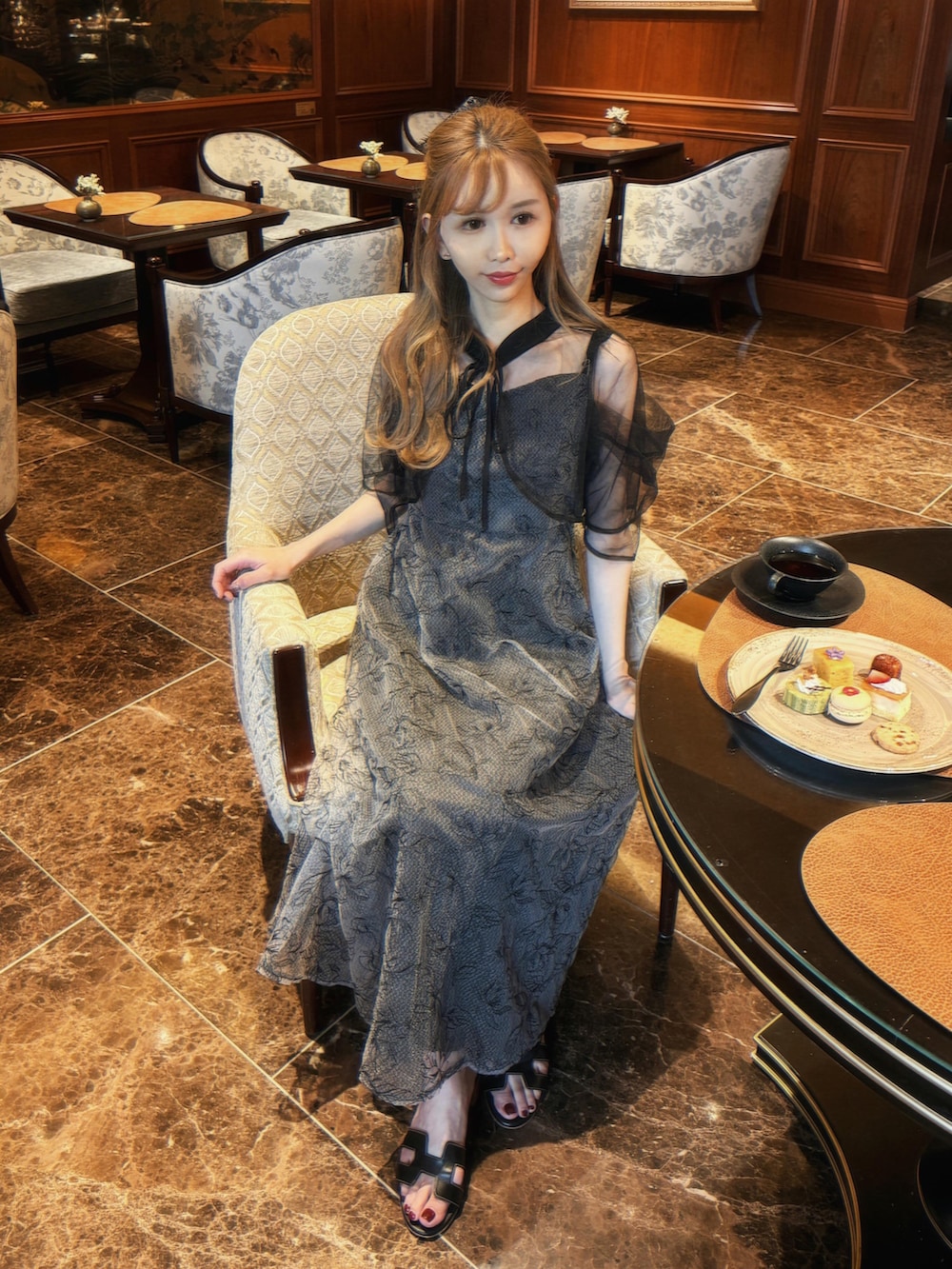 ブラック系のドレスを着用したレディースの夏コーディネートの2枚目の写真