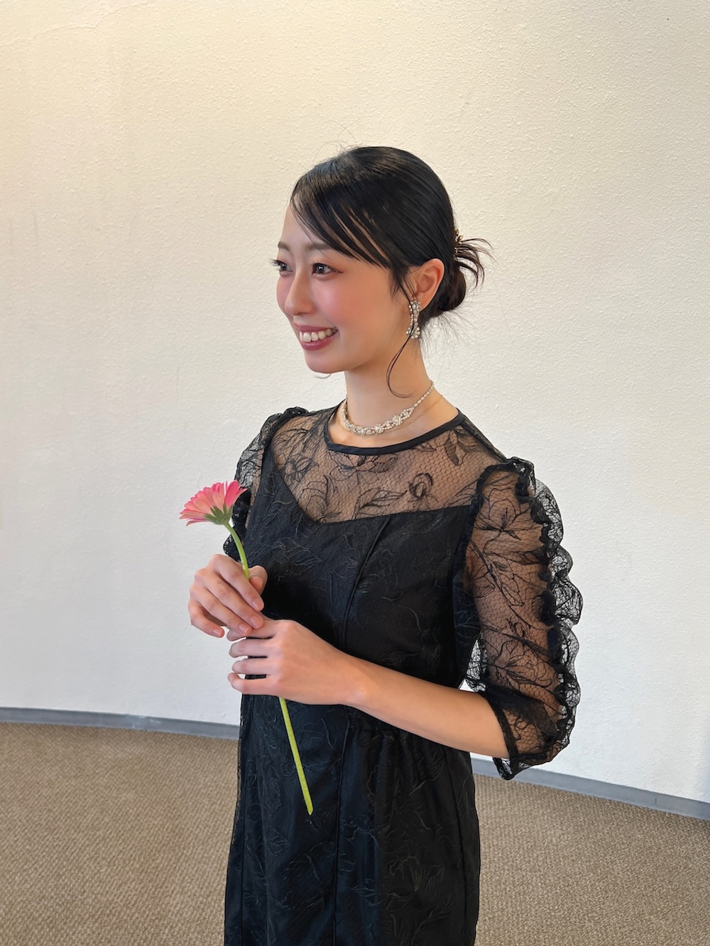 ブラック系のドレスを着用したレディースの春コーディネートの4枚目の写真