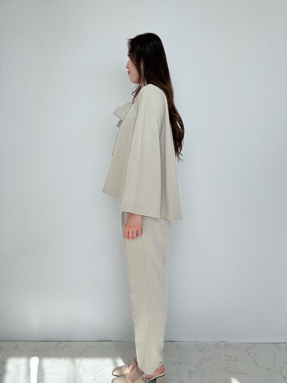 ベージュ系のスーツセットを着用したレディースの冬コーディネートの7枚目の写真