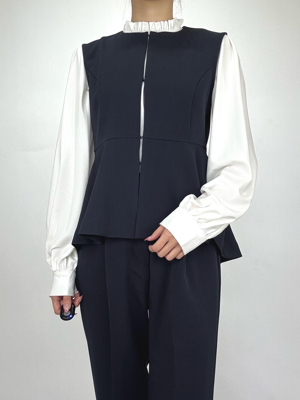 ブルー系のスーツセットを着用したレディースの冬コーディネートの4枚目の写真