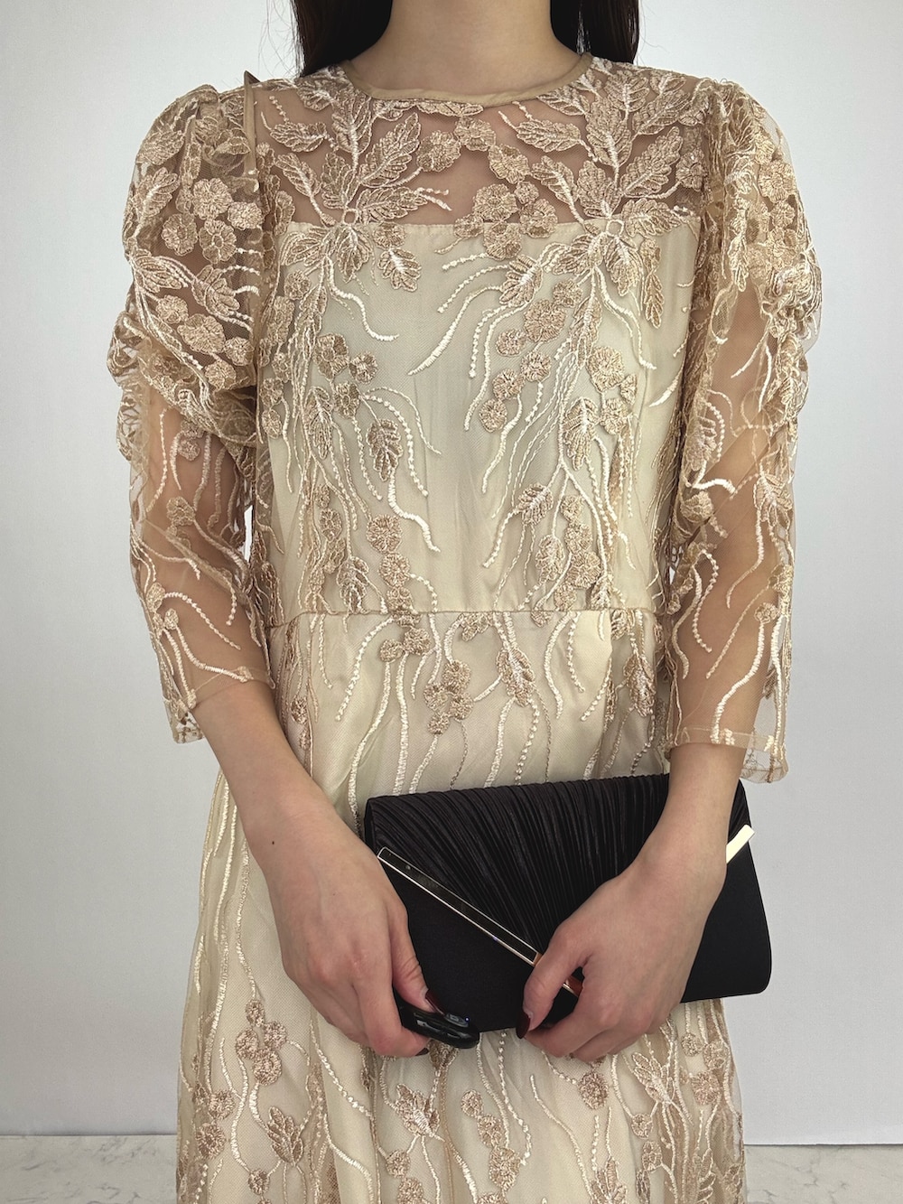 ベージュ系のドレス、ベージュ系のパンプスを着用したレディースの秋コーディネートの3枚目の写真