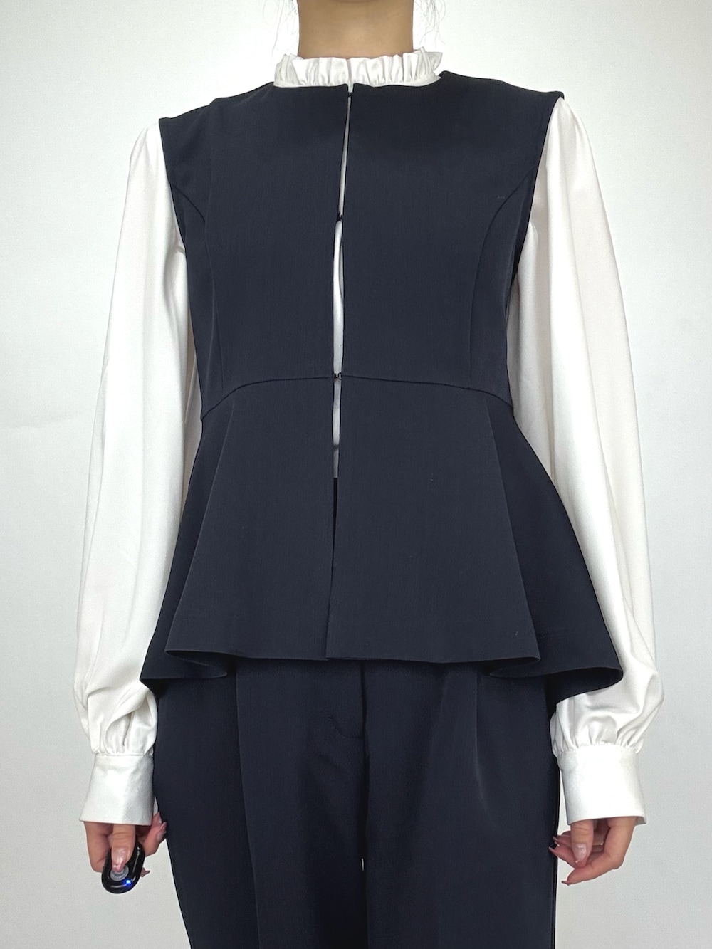 ブルー系のスーツセットを着用したレディースの冬コーディネートの3枚目の写真