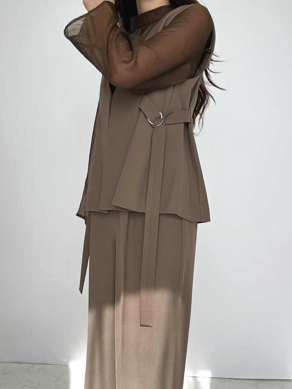 ブラウン系のスーツセット、ベージュ系のパンプスを着用したレディースの冬コーディネートの4枚目の写真