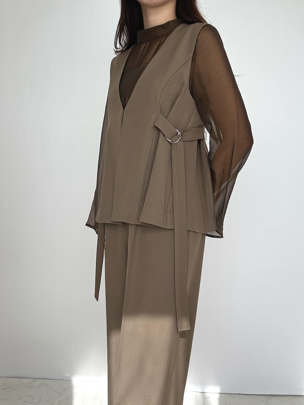 ブラウン系のスーツセット、ベージュ系のパンプスを着用したレディースの冬コーディネートの5枚目の写真