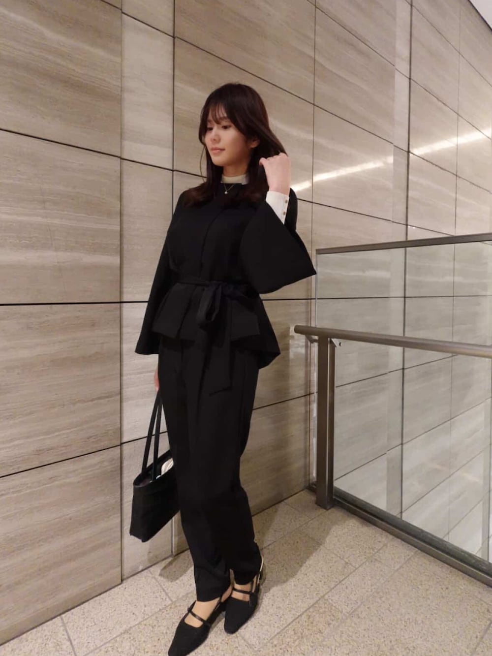 ブラック系のスーツセット、ブラック系のスーツセットを着用したレディースの冬コーディネートの3枚目の写真