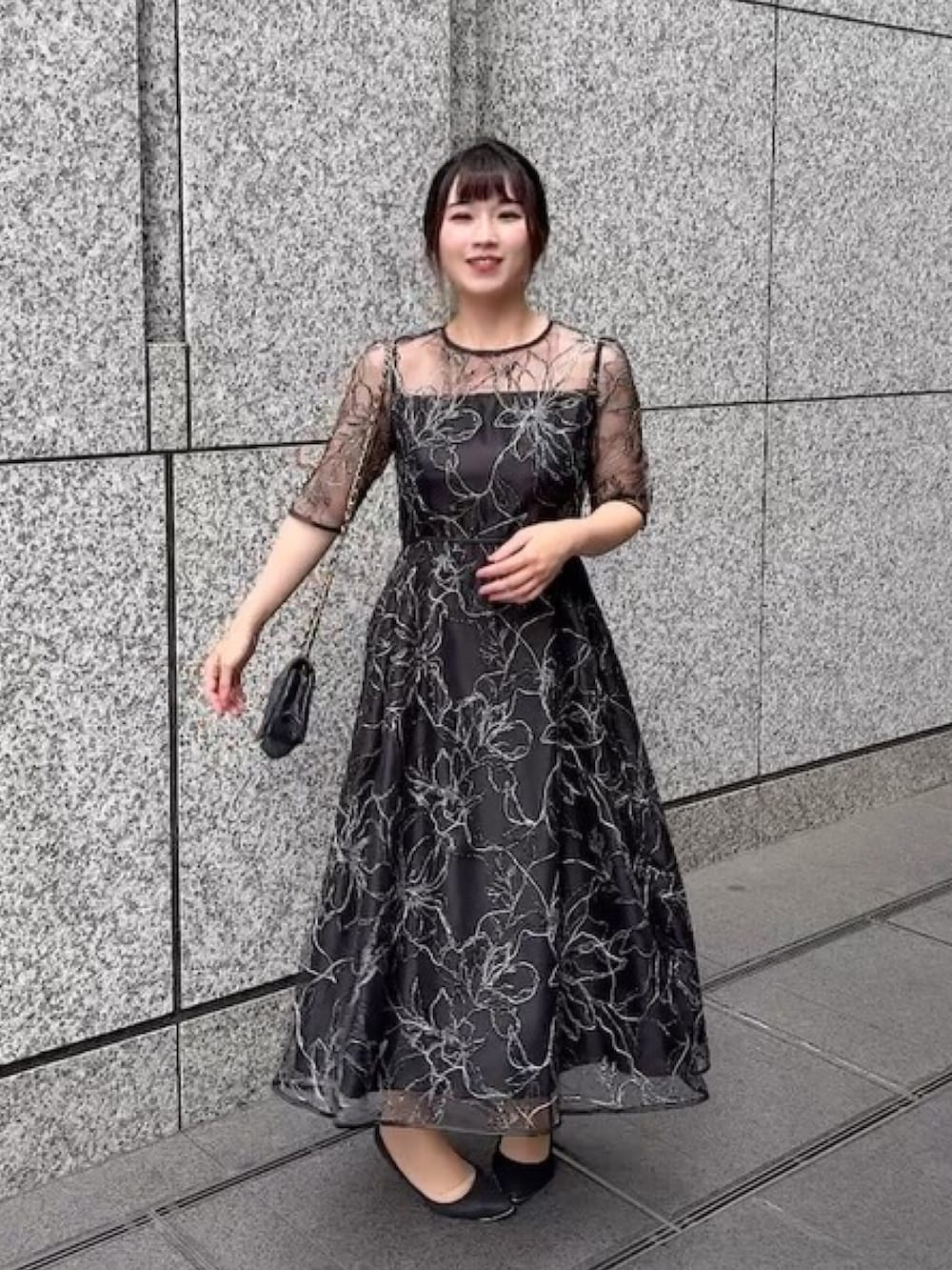ブラック系のドレスを着用したレディースの夏コーディネートの4枚目の写真
