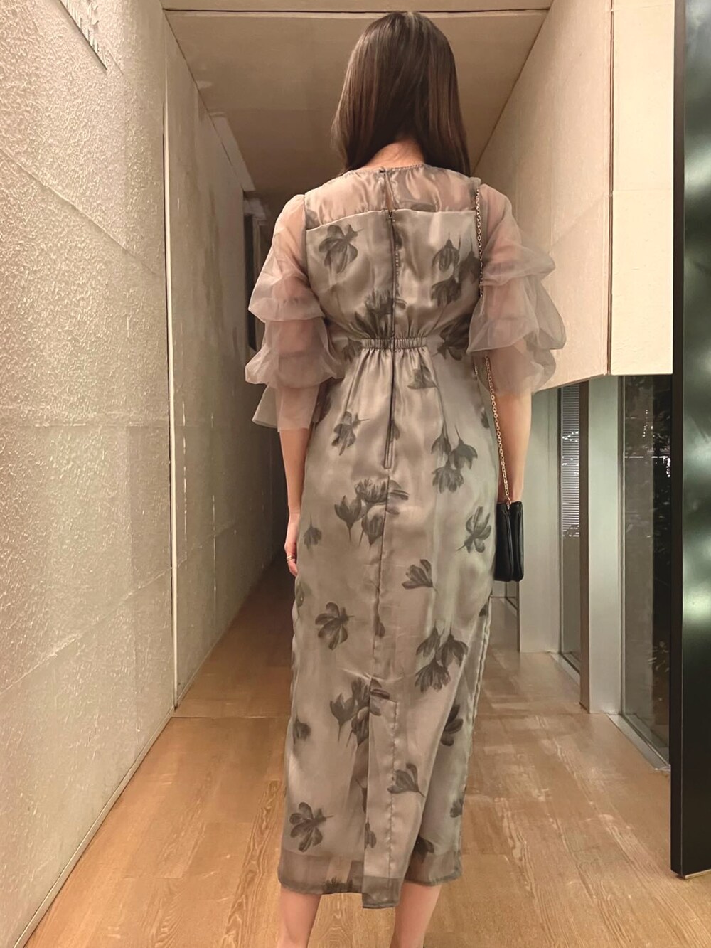 グレー系のドレスを着用したレディースの冬コーディネートの4枚目の写真